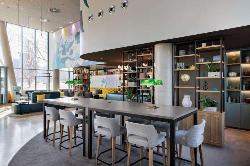 ウィーンにあるSpark by Hilton Vienna Messe Praterのテーブルと椅子付きの広いダイニングルーム