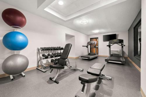 Fitness centrum a/nebo fitness zařízení v ubytování Suburban Studios, Kearney