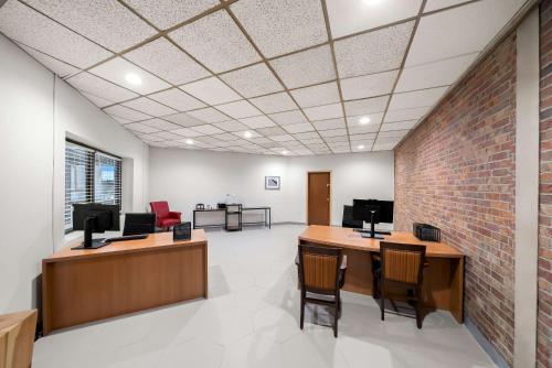 TV a/nebo společenská místnost v ubytování Suburban Studios, Kearney