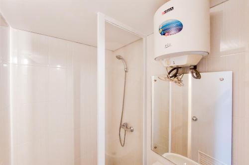 Ένα μπάνιο στο Cozy and Simply Look 2BR 19 Avenue Apartment By Travelio