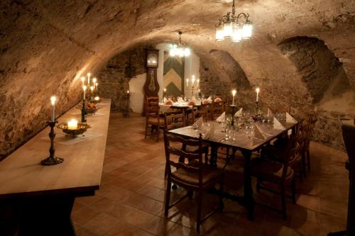 ein Esszimmer mit einem langen Tisch in einer Höhle in der Unterkunft Hotel GARNI Residenz Am Markt Meißen in Meißen