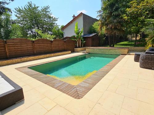 - une piscine dans une arrière-cour avec une clôture dans l'établissement Magnifique Villa, Piscine, Paris à 15 min, Parking, à Sèvres