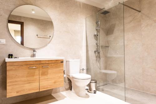 A bathroom at Hotel Mikros Paradisos