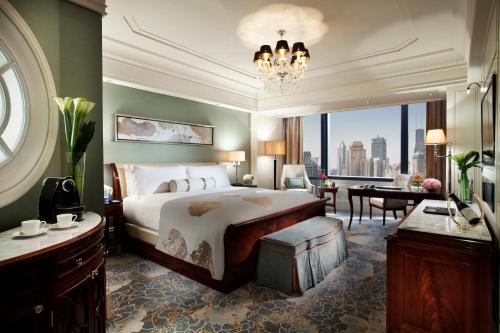 Postel nebo postele na pokoji v ubytování Waldorf Astoria Shanghai on the Bund