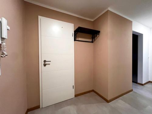 a room with a white door and a closet at MD Apartments Stuttgart Zuffenhausen in Stuttgart