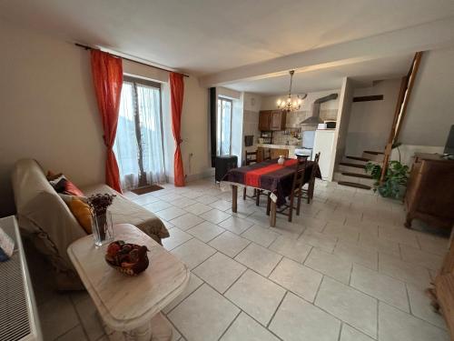 un salon avec un canapé et une table dans l'établissement Holiday cosy house, à Eymet