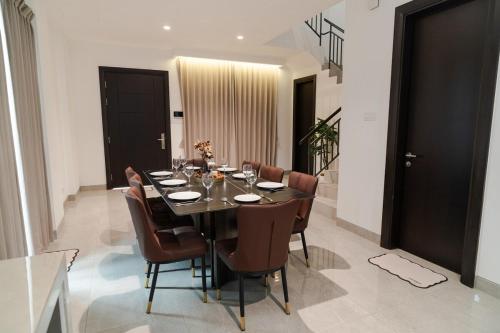 Posezení v ubytování Georgetown Modern Brown-Colored KTV 5BR 18pax H