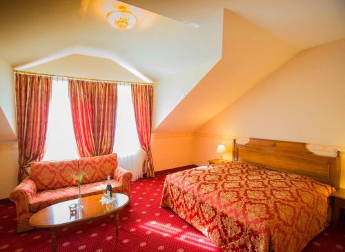 A bed or beds in a room at Parkhotel Idar-Oberstein