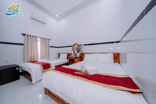 Postel nebo postele na pokoji v ubytování Kim hotel Phú Quý