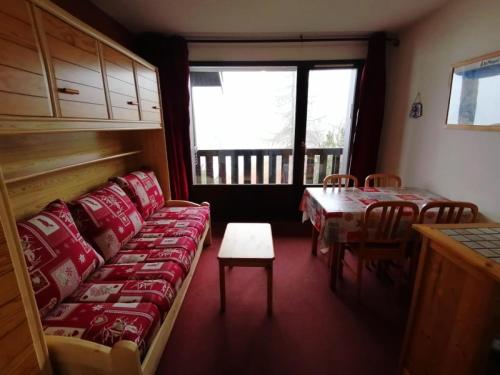 un salon avec un canapé et une table dans l'établissement Résidence Les Charmettes - Studio avec coin motagne 4 personnes Montalbert MAE-9294, à Aime La Plagne