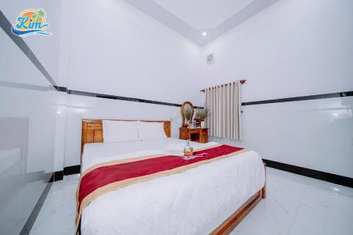 Postel nebo postele na pokoji v ubytování Kim hotel Phú Quý