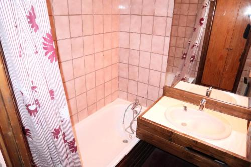 une salle de bain avec un lavabo, une douche et une baignoire dans l'établissement Résidence Le Cairn - STUDIO N° 0507 LE CAIRN MAE-4531, aux Orres