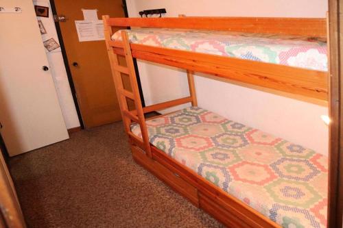 quelques lits superposés dans une chambre dans l'établissement Résidence Le Pouzenc - Studio calme pieds de pistes MAE-3911, aux Orres