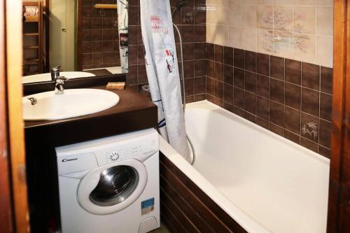La salle de bains est pourvue d'un lave-linge et d'un lavabo. dans l'établissement Résidence Le Meale - CENTRE-STATION Les Orres 1650 - Rés. MEALE - Studio 4 personnes MAE-6451, aux Orres