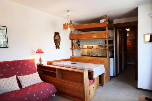 - un salon avec un canapé et une mezzanine dans l'établissement Résidence Le Cairn - CENTRE STATION APPARTEMENT 307 CAIRN MAE-6301, aux Orres