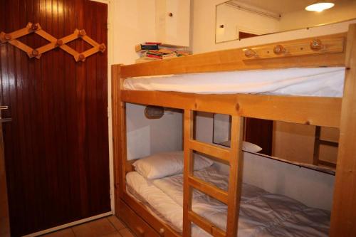 un lit superposé dans une chambre avec deux lits superposés dans l'établissement Résidence L'horizon - COEUR DE STATION Les Orres 1650 - Rés. L'HORIZON - Appart T2 6 Pers. MAE-6621, aux Orres