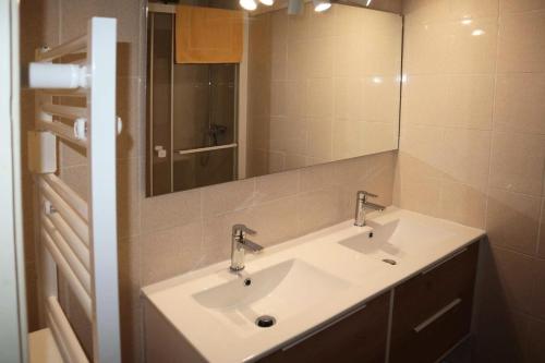 une salle de bain avec un lavabo et un miroir dans l'établissement Résidence L'horizon - COEUR DE STATION Les Orres 1650 - Rés. L'HORIZON - Appart T2 6 Pers. MAE-6621, aux Orres