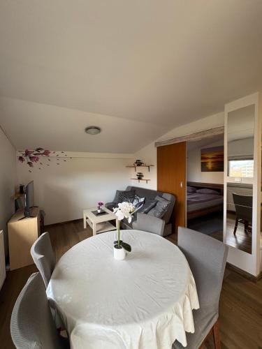 Ένα ή περισσότερα κρεβάτια σε δωμάτιο στο Apartma Vinko