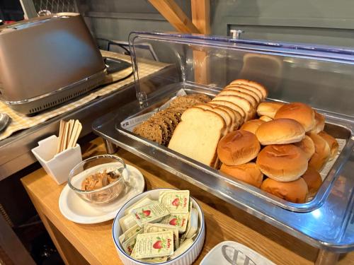un vassoio di pane e dolci su un tavolo di Nine Valley Park a Boeun