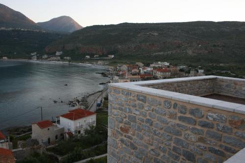 a view of a town next to a body of water at Traditional Apartments Plagiaki in Neon Oitilon