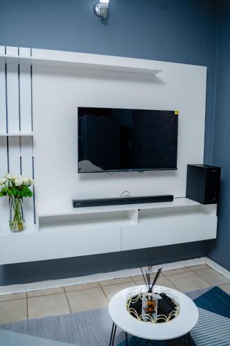 Televisyen dan/atau pusat hiburan di Zuriya Apartments