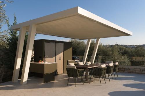 Μπαλκόνι ή βεράντα στο Idunu Villa, with Heated Pool & Serene Seclusion, By ThinkVilla