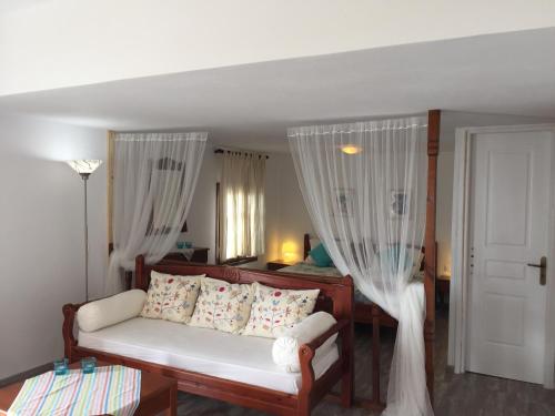 a living room with a couch and curtains at Jhonathan in Amoopi