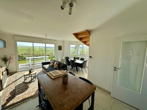 un salon avec un canapé et une table dans l'établissement La Belle Envolée, à Wissant