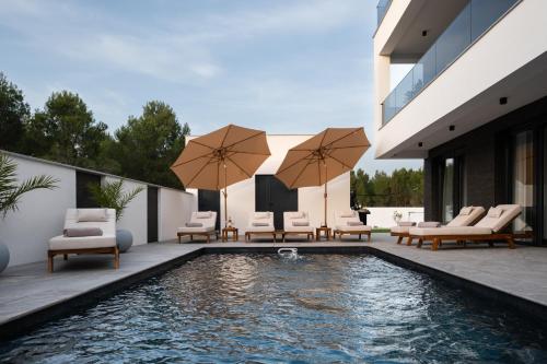 Luxury Villa Vesper- Heated Pool, Hot Tub, Rooftop terrace, Gym