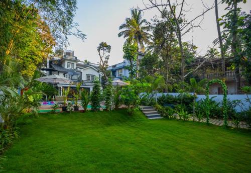 a yard in front of a house at Goan Bliss in Varca