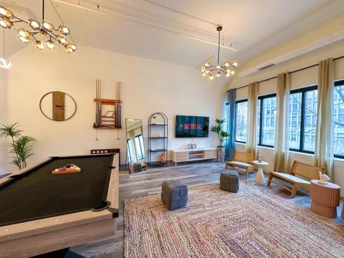 TV/trung tâm giải trí tại Luxury 6BR Suite with Pool Table Sleeps 12 Perfect for Group Stay Near McCormick Place, Grant Park and Soldier Field