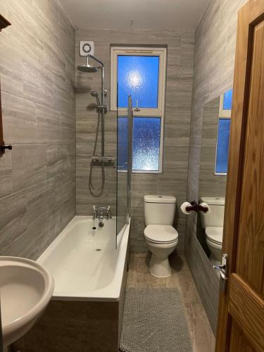 Ένα μπάνιο στο The Mount, 4 Bed in Leeds