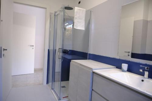 a bathroom with a shower and a sink at Stay&Go - Bilocale con Giardino in Pregnana Milanese