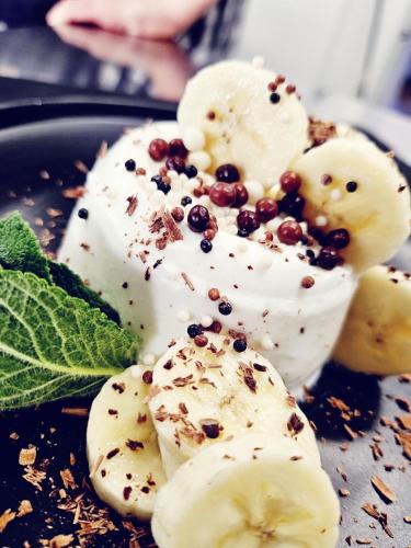 eine Banane mit Kernen und Nüssen auf einem Teller in der Unterkunft Di Prima Albergo Diffuso in Catania