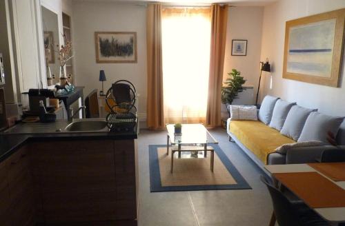 un salon avec un canapé et une table dans l'établissement av de la Libération, à Limoges