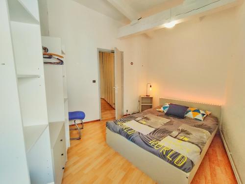 une chambre avec un grand lit dans une pièce dans l'établissement Le Central 5 - 5 Chambres - Centre Ville, à Nîmes