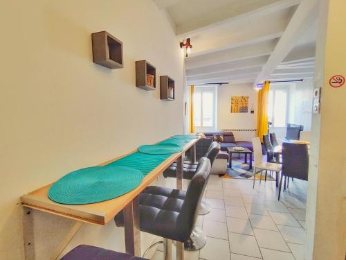 une salle à manger avec une longue table et des chaises dans l'établissement Le Central 5 - 5 Chambres - Centre Ville, à Nîmes