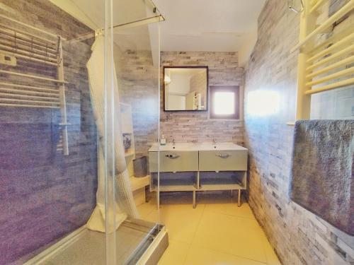 une salle de bain avec une douche en verre et un lavabo dans l'établissement Le Central 5 - 5 Chambres - Centre Ville, à Nîmes