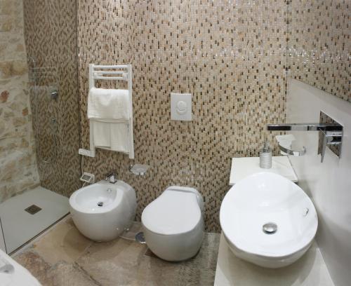 a bathroom with a white toilet and a sink at Lilla B&B in Molfetta