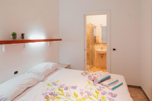 una camera da letto con un letto con tre libri sopra di Domàtio Melissa Summer ad Alghero