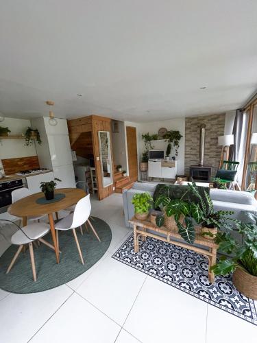 un salon avec un canapé et une table dans l'établissement La Cabane, à Choussy