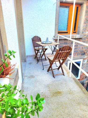 a patio with two chairs and a table on a balcony at Marta in Sankt Martin