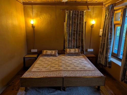 Un dormitorio con una cama con dos almohadas encima. en Anil farms, en Shamshi