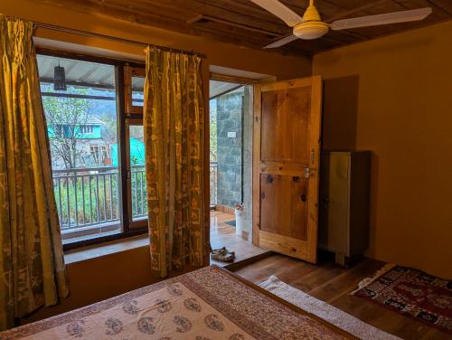 Un dormitorio con una cama y una ventana grande. en Anil farms, en Shamshi