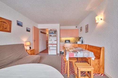 Cette chambre comprend une cuisine et une table avec des chaises. dans l'établissement Studio Herbouilly - Vercors, à Corrençon-en-Vercors
