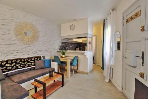 un salon avec un canapé et une table dans l'établissement Le Stephan - Proche du Centre, à Nîmes