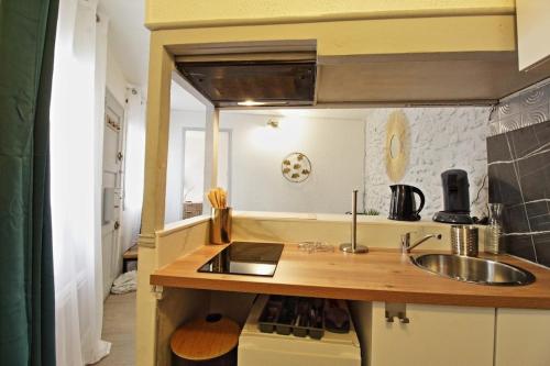 une petite cuisine avec un évier et un comptoir dans l'établissement Le Stephan - Proche du Centre, à Nîmes