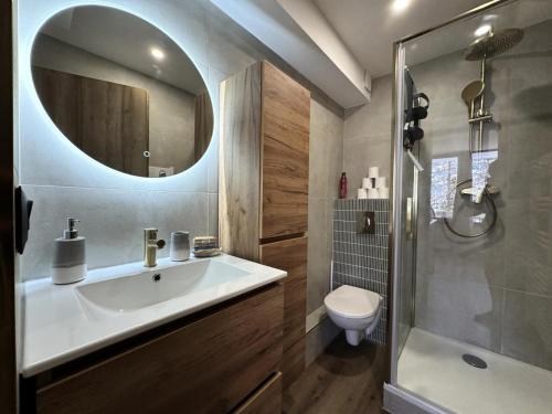 une salle de bain avec un lavabo, des toilettes et un miroir dans l'établissement Résidence Le Forest - COCOON A LA MONTAGNE MAE-7911, à Vars