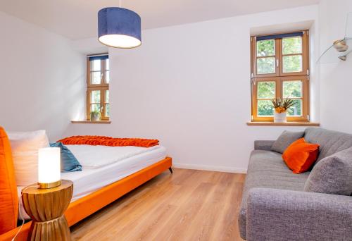 イルセンブルクにあるHarz Huus Apartments "Linde"のベッドとソファのある寝室
