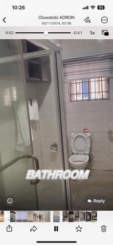 un bagno con un water in una stanza di Lawii-OceanView a Lagos